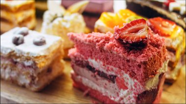 Farklı pastaların retro-stil pişirme tepsisi üzerinde. Kaydırıcı ve makro atış.