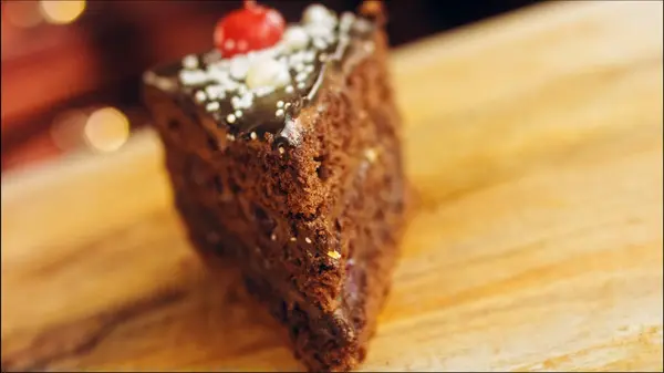 Kirsch Und Schokoladenkuchen Auf Einem Retro Backblech Die Torte Ist — Stockfoto