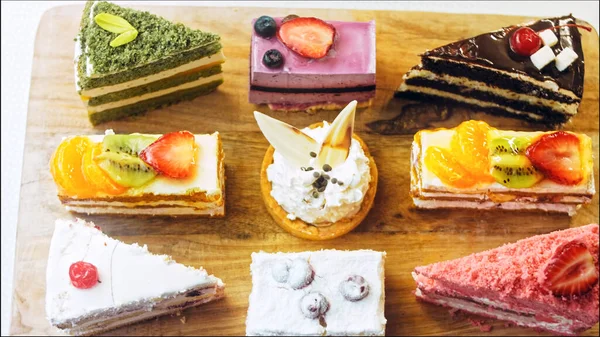 Farklı pastaların retro-stil pişirme tepsisi üzerinde. Kaydırıcı ve makro atış.