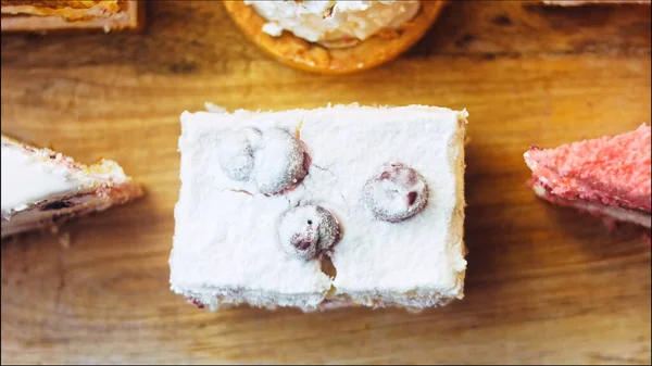 Kawałki Różnych Ciast Tacy Pieczenia Stylu Retro Zdjęcia Suwakowe Makro — Zdjęcie stockowe