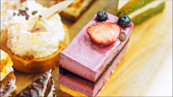 Куски разных тортов на подносе для выпечки в стиле ретро. Слайдер и макросъемка.