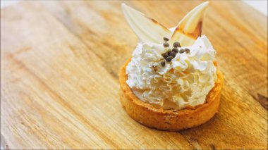 Beyaz çikolata süslemeli hindistan cevizli kek. Makro ve sürgülü atış.