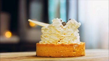 Beyaz çikolata süslemeli hindistan cevizli kek. Makro ve sürgülü atış.