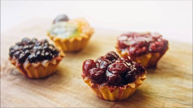 Böğürtlenli kek sepetleri. Pastalar retro-stil yemek tepsisiyle güzelce süslenmiş..