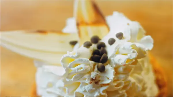 Torta Cocco Con Foglie Decorative Cioccolato Bianco Macro Slider Tiro — Foto Stock