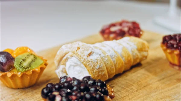 Una Varietà Cesti Torta Con Bacche Torte Sono Splendidamente Decorate — Foto Stock