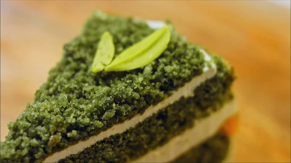 绿色用绿色巧克力叶子冲洗蛋糕 宏观和滑块射击 — 图库照片