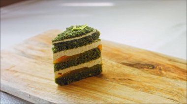 Yeşil, yeşil çikolata yapraklı keki damıtır. Makro ve sürgülü atış.