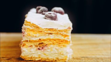 Kirazlı, kremalı ve vanilyalı kek. Makro ve sürgülü atış.