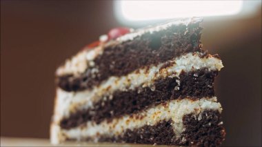 Çikolatalı vejetaryen hindistan cevizi kremalı pasta. Pastada vişneli jöle var. Makro ve sürgülü atış.