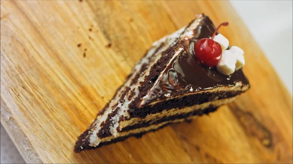 加巧克力的椰子奶油蛋糕 这个蛋糕有樱桃果冻 宏观和滑块射击 — 图库照片