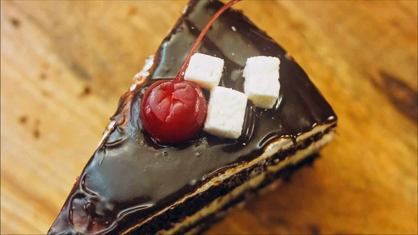 加巧克力的椰子奶油蛋糕 这个蛋糕有樱桃果冻 宏观和滑块射击 — 图库照片