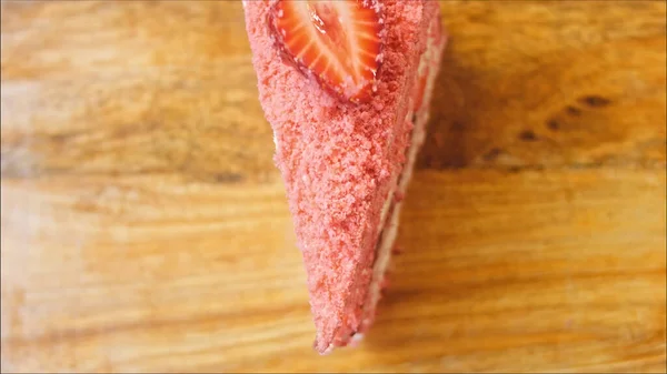 火烈鸟蛋糕加草莓宏观和滑块射击 — 图库照片