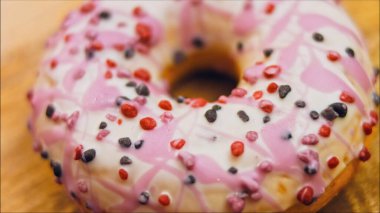 Tatlılarla süslenmiş pembe çörekler. Makro ve kaydırma atışı. Tatlı, jöleli tatlılar. Fırın ve yemek konsepti. Çeşitli renkli çörekler..