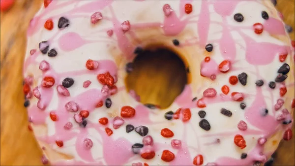 Roze Donuts Versierd Met Snoep Macro Slider Schieten Geglazuurde Zoete — Stockfoto