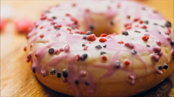 Rosados Donuts Decorados Con Dulces Disparos Macro Deslizante Postres Dulces —  Fotos de Stock