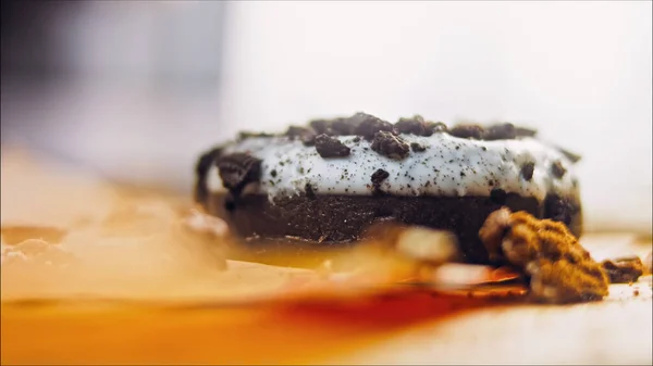 巧克力甜甜圈 上面装饰着一些意大利饼干 甜甜圈在用天然巧克力装饰的纸上 宏观和滑翔机射击 面包店和食品概念 各种彩色甜甜圈 巧克力味的 — 图库照片