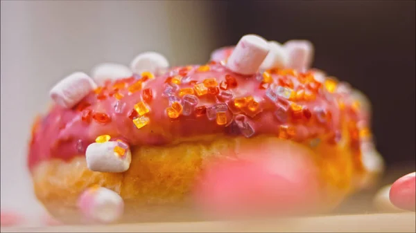 Różowe Pączki Ozdobione Marshmello Strzelanie Makro Suwakiem Koncepcja Piekarni Żywności — Zdjęcie stockowe
