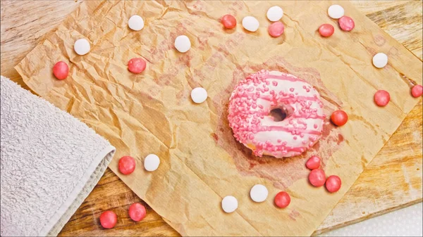 Pembe Kremayla Süslenmiş Pembe Çörekler Çörekler Şekerle Süslenmiş Bir Kağıt — Stok fotoğraf
