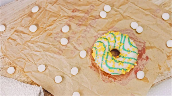 Mavi Kremayla Süslenmiş Sarı Çörekler Çörekler Şekerle Süslenmiş Bir Kağıt — Stok fotoğraf