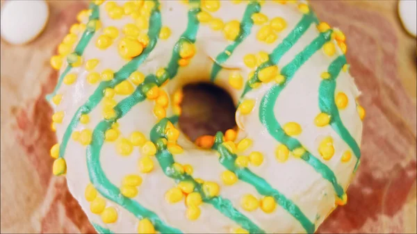Donuts Amarelos Decorados Com Cobertura Azul Donuts Estão Pedaço Papel — Fotografia de Stock