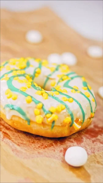Mavi Kremayla Süslenmiş Sarı Çörekler Çörekler Şekerle Süslenmiş Bir Kağıt — Stok fotoğraf