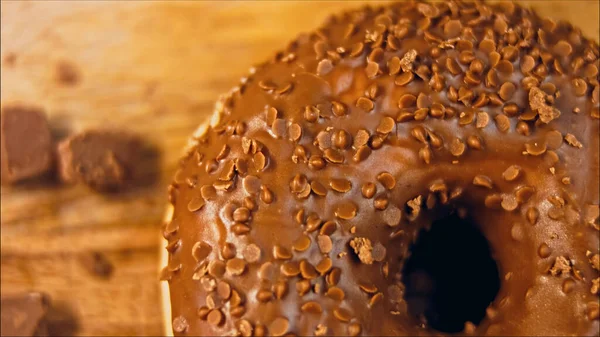 Çikolatalı Çörekler Çikolata Parçalarıyla Süslenmiş Donutlar Doğal Çikolatayla Süslenmiş Bir — Stok fotoğraf