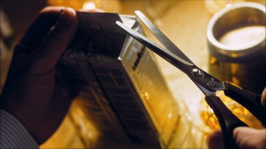 Kadın kahve paketini makasla keser. Kahve makinesinde kahve demleme işlemi. Romantik ambiyans ve makro çekim..