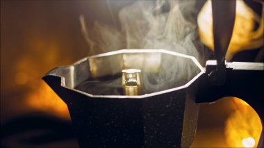 Kahveyi kahve makinesinde kaynatın ve buhar ve yoğunlaştırılmış flaşlar yapın. Kahve makinesinde kahve demleme işlemi. Romantik ambiyans ve makro çekim..