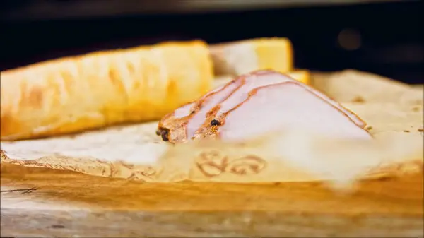猪肉软骨素片与法国面包 香肠在一个复古风格的烹饪盘和食物纸上 慢镜头拍摄在滑块上 我们也用新鲜的莴苣叶 — 图库照片