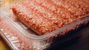 Pembe sosisli şeffaf bir kutu. Sosisler sıraya dizildi. Kaydırıcı atışı.