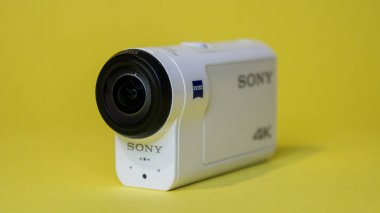 Kamera, Sony FDR-X 3000 sarı arka planda.