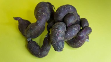 Sarı arka planda taze patates.