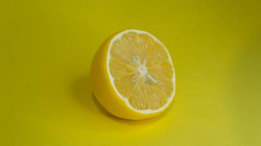 Sarı arka planda dilimlenmiş limon.