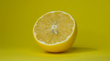 Sarı arka planda dilimlenmiş limon.