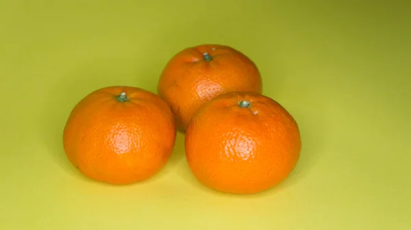Mandarinen auf gelbem Hintergrund, Zitrusmotiv-Fotografie — Stockfoto