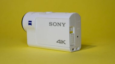 Kamera, Sony FDR-X 3000 sarı arka planda.