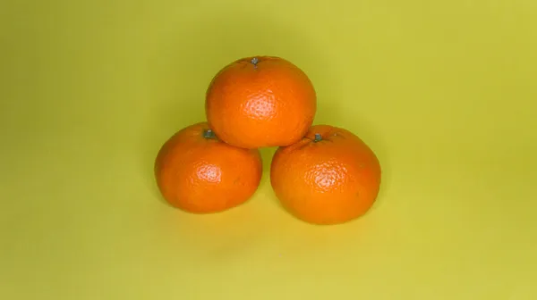 Tangerines on a yellow background, citrus subject photography — Stock Photo, Image
