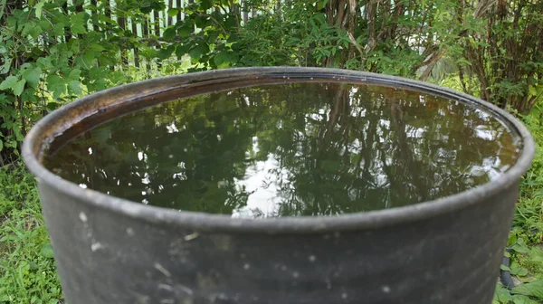 Un barile d'acqua nel giardino — Foto Stock