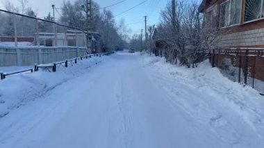 Kışın köyde yürürken, köyde karlı bir kış