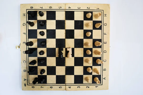 一个人把白棋放在木板上 智力发展游戏 — 图库照片