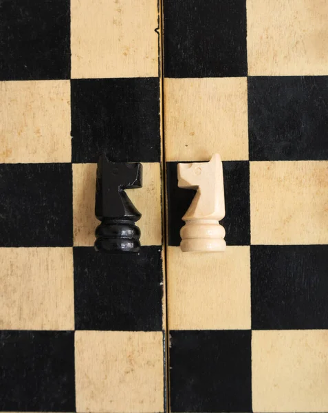 一个人把白棋放在木板上 智力发展游戏 — 图库照片
