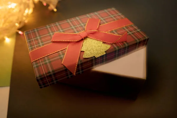 Een Rechthoekige Geschenkdoos Met Een Rode Strik Een Schotse Kooi — Stockfoto