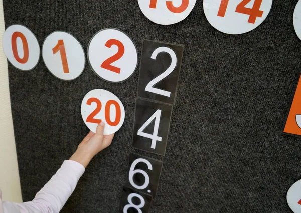 Grandes números são escritos em uma placa circular. Figuras para turmas com crianças e adultos — Fotografia de Stock