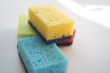 Bulaşık yıkamak için çok renkli köpük süngerler. Bulaşık süngerinde bir sürü mikrop var. Hastalıkların kaynağı.