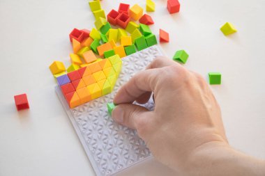 Küçük çocuklar için çok renkli plastik mozaik. Bir çocuğun motor becerilerini geliştirmek için bir oyun. Çocuğun gelecekteki mesleği