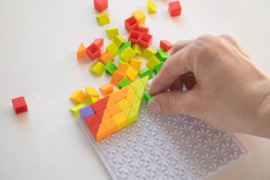 Küçük çocuklar için çok renkli plastik mozaik. Bir çocuğun motor becerilerini geliştirmek için bir oyun. Çocuğun gelecekteki mesleği