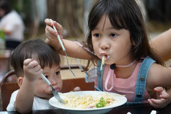 Los Chicos Chicas Asiáticos Están Comiendo Espaguetis Con Delicia Hermana — Foto de Stock