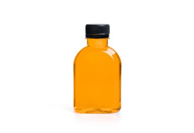 Beyaz arka planda plastik bir şişede kenevir çayı (marihuana, kenevir). Plastik şişede çay, soğuk yeşil çay.