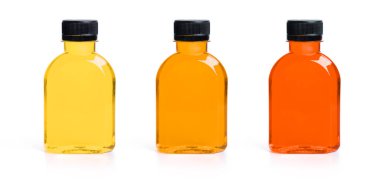 Beyaz arka planda plastik bir şişede kenevir çayı (marihuana, kenevir). Plastik şişede çay, soğuk yeşil çay, nar suyu.
